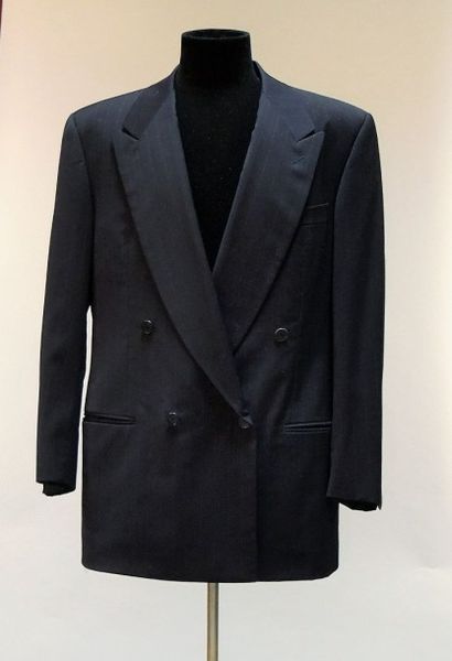 Gianni Versace Couture, Giorgio Armani Deux costumes pour homme : le premier en laine...