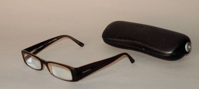 CHANEL Paire de montures de lunettes de vue en bakélite marron translucide, signées,...