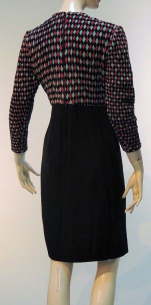 Anonyme couture vintage vers 1975 Deux robes près du corps en crêpe de soie, la première...