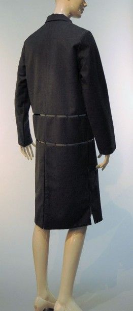 Loubarok Manteau en laine grise , modèle "zing", il est ajouré de grandes bandes...