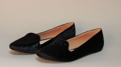 Soft Grey Paire de slippers en cuir et poulain lustré noir (P 38,5/ 39) état neuf...