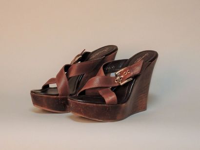 Gianvito Rossi Paire de sandales compensées en cuir chocolat, boucle en métal doré,...