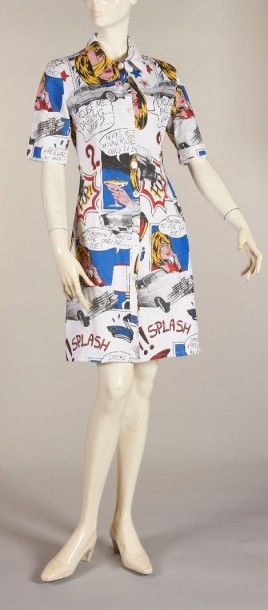 ANONYME, circa 1960 Robe en coton façon denim stretch sérigraphié d'un motif pop...