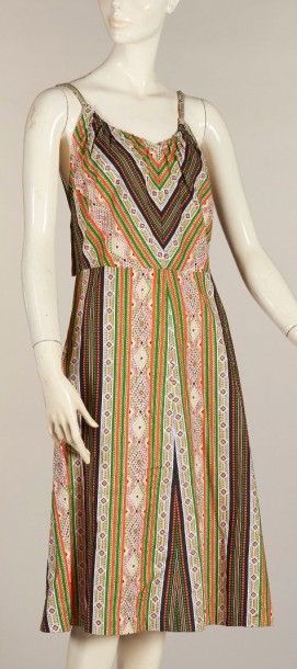 La Louve Or, circa 1970 Robe-tablier en coton imprimé de frises géométriques multicolores...