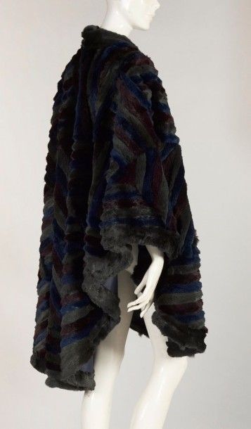 REVILLON haute fourrure (commande spéciale) Cape-plaid en lapin figurant un motif...