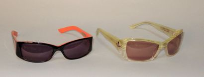 CASTELBAJAC Eyewear Deux paires de lunettes de soleil en bakélite, la première noire...