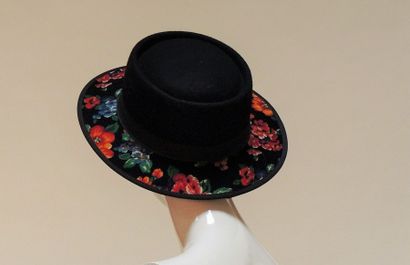 Kenzo Studio vintage vers 1995 chapeau à bord en feutre noire rhaussé d’un galon...