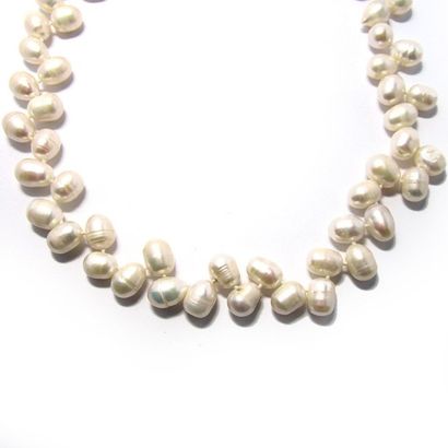 COLLIER COLLIER composé d'un rang de perles de culture baroques; fermoir mousqueton...