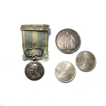 LOT LOT en argent (925/°°), comprenant une pièce de 5 Frcs datée 1875, et 2 pièces...