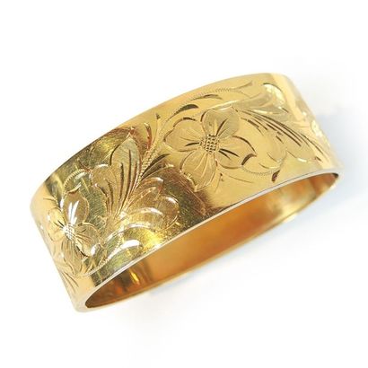 Bracelet BRACELET manchette rigide ouvrant en or jaune 18k (750/°°), à décor floral...