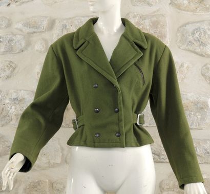 JUNIOR GAULTIER, circa 1989. Veste en drap vert olive, large col cranté sur double...