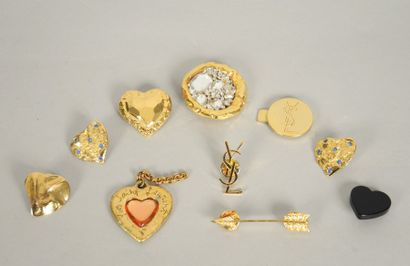 Yves SAINT LAURENT, ANONYME Lot composé de cinq pins en métal doré, certains cœurs...