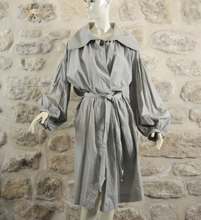 Vivienne WESTWOOD ANGLOMANIA. Trench coton beige froissé, ample col pointu et manches...