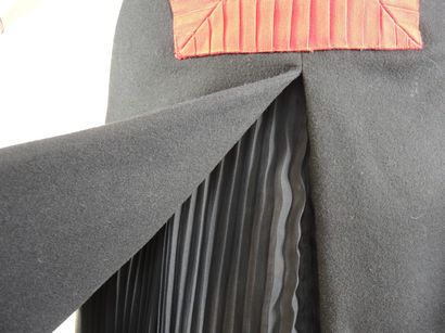 Alexander MC QUEEN, 2003. Robe Scanners en drap noir fendue sur jupe plissée en mousseline...
