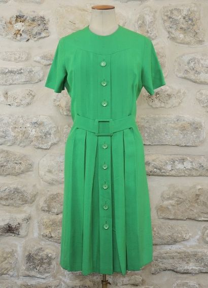 MOLYNEUX, circa 1960. Robe en toile vert pré, encolure ronde, manches courtes, simple...