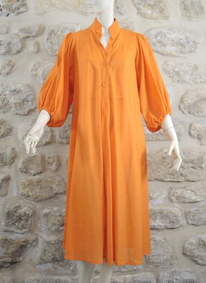 DELYA, circa 1975. Robe chemise en toile abricot, petit col montant retourné sur...