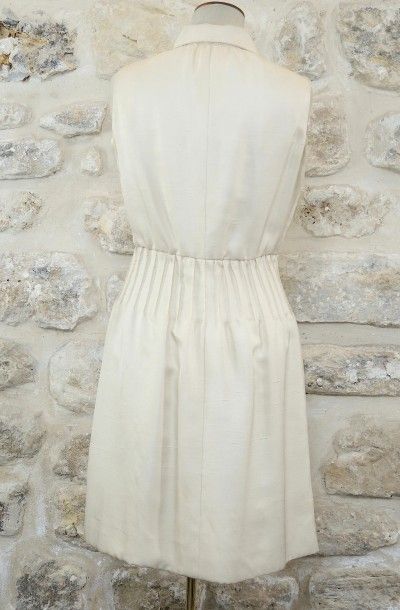 GIVENCHY toile. Robe soie sauvage beige, petit col, sans manches, simple boutonnage...