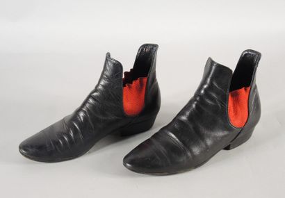 COMME DES GARCONS. Boots en cuir noir et élastane rouge, petit talon. Pointure 23...