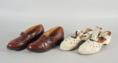 ANONYME circa 1940. Deux paires de chaussures, une en cuir marron à lacets décallés,...