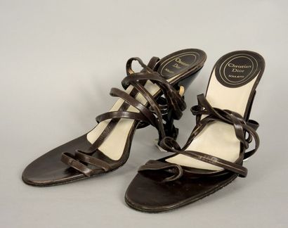 Christian DIOR souliers Paire de nu-pieds à talon à lanières de cuir chocolat se...