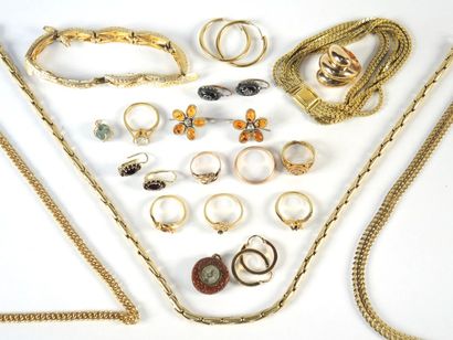 LOT FANTAISIE LOT de bijoux fantaisie en métal doré, certains rehaussés d'ambre et...