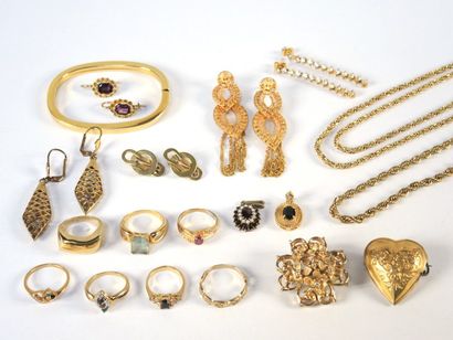 LOT FANTAISIE LOT de bijoux fantaisie en métal doré, comprenant chaînes, bracelets…...