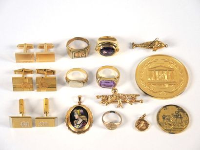 LOT FANTAISIE LOT de bijoux fantaisie en métal doré, certains monogrammés ou chi...