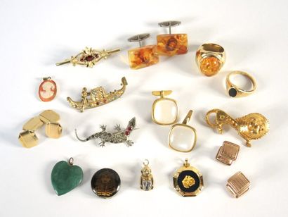 LOT FANTAISIE LOT de bijoux fantaisie en métal doré, dont boutons de manchette, broches…...