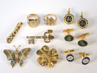 LOT FANTAISIE LOT de bijoux fantaisie en métal doré, comprenant boutons de manchette,...