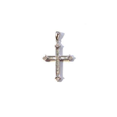 PENDENTIF OR PENDENTIF en or gris 18k (750/°°), stylisant une croix rehaussée de...