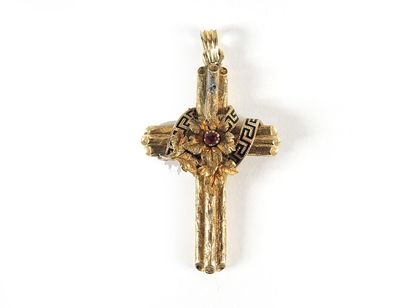 PENDENTIF OR PENDENTIF en alliage d'or 14k (585/°°), stylisant une croix appliquée...