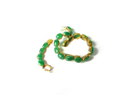 DEBRIS OR DEBRIS de bracelet en or jaune 18k (750/°°), rehaussé d'une chute de jade...