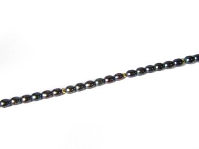 BRACELET PERLES BRACELET composé d'un rang de perles de culture grises oblongues,...