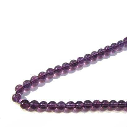 Collier de perles COLLIER composé d'un rang de perles d'améthyste rondes; fermoir...