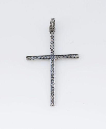 CROIX DIAMANTS Croix en argent noirci entièrement sertie de petits diamants, bélière...