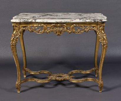 TABLE DE MILIEU Table de milieu en bois sculpté et doré à décor ajouré de fleurettes.
Dessus...