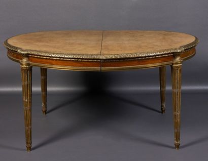 TABLE DE SALLE A MANGER Table de salle à manger ovale en placage d'acajou, le plateau...