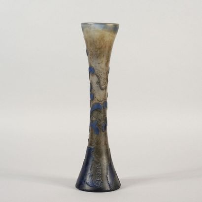 Établissements GALLÉ (1904-1936) Vase soliflore en verre doublé à décor dégagé à...