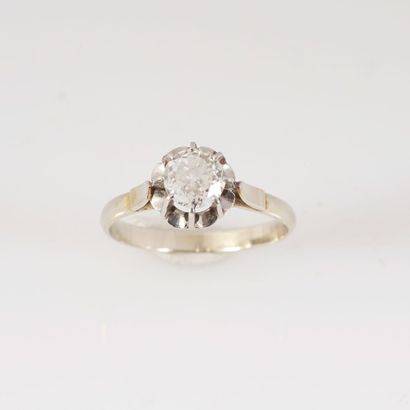 Bague solitaire Bague solitaire en platine serti griffe d'un diamant taille ancienne...