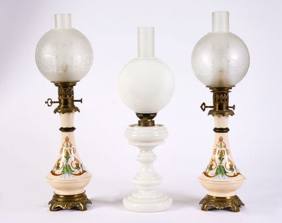 PAIRE DE LAMPES Paire de lampes à pétrole en porcelaine et métal


On joint une ...