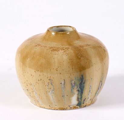 Vase boule Vase boule en porcelaine émaillé à coulures brun beige. H 9 cm, 20ème...