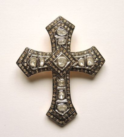 Croix Croix en vermeil 925/°° serti de diamants taillés en roses en serti clos. P.B.:...