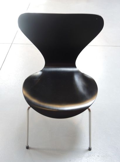 D'APRES ARNE JACOBSEN D'APRES ARNE JACOBSEN


Chaise en contreplaqué verni noir à...