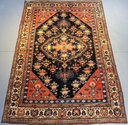 Tapis Chiraz TAPIS CHIRAZ


Grand tapis en laine Chiraz


Diemensions 325 x 214 ...