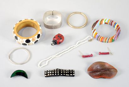 BIJOUX FANTAISIE Lot de bijoux fantaisie comprenant bracelet domino, broches, collier,...