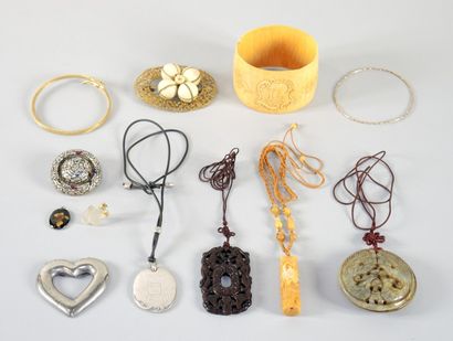 BIJOUX FANTAISIE Lot de bijoux fantaisie comprenant bracelet manchette, broche métal...