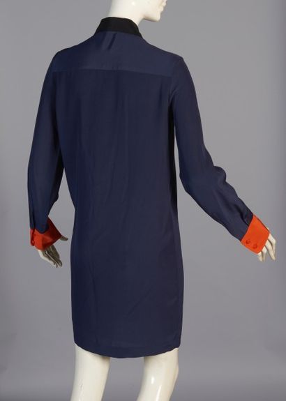 SEE by CHLOE robe-chemise en soie marine, col et poche noirs, manches corail (T 34)...