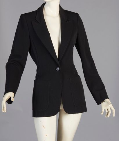 Loubarok deux veste classiques, la première en laine noire doublée de soie, la seconde...