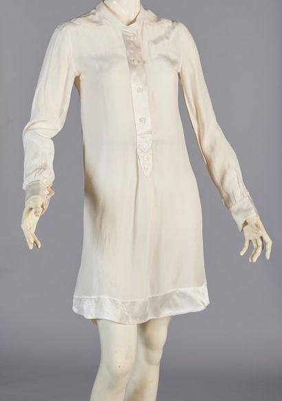 ANONYME, LA PETITE FRANCAISE robe chemise en satin de soie ivoire (env T S), deux...