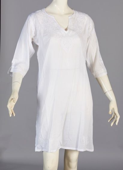 TRENOYLAND, ANONYME deux tuniques de plage en coton rebrodé blanc (T U), quatre robes...